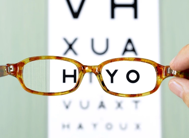 okulary i tablica do badań wzroku