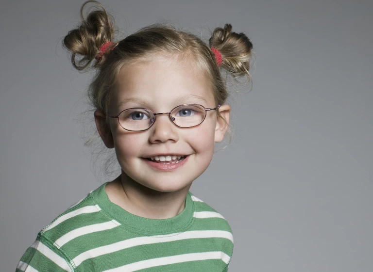 dziewczynka w okularach
